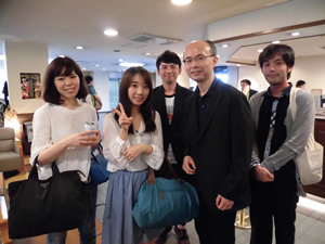 岡本将英特任助教に、教授より副賞（スターバックス券）が授与されました。