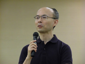 岡本将英特任助教に、教授より副賞（スターバックス券）が授与されました。
