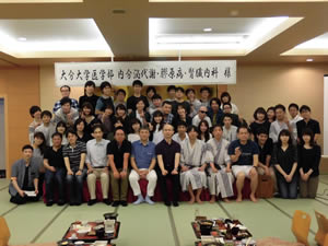 岡本将英特任助教に、教授より副賞（スターバックス券）が授与されました。