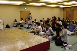 岡本将英特任助教に、教授より副賞（スターバックス券）が授与されました。